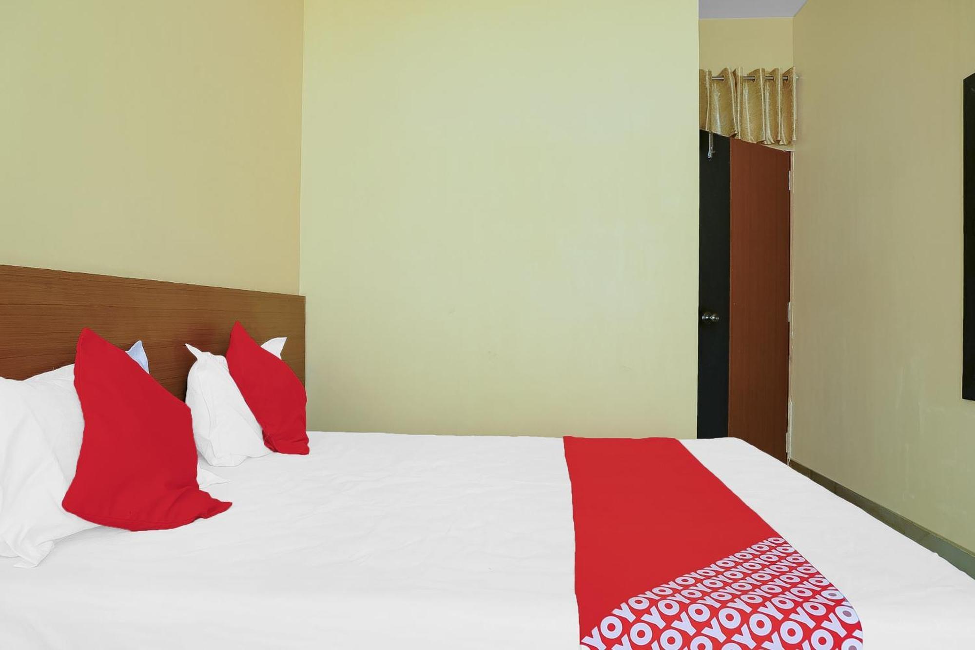 Oyo Hotel Shree Krishna Inn Rooms Surate Exterior foto